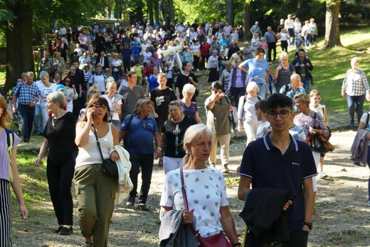 15. Diecezjalna Pielgrzymka Rodzin do Kalwarii Zebrzydowskiej 2023 - Droga krzyżowa
