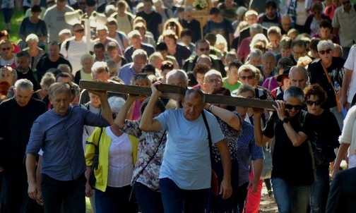 Poszczególne stany, wspólnoty i grupy niosły krzyż podczas pielgrzymiej drogi krzyżowej.