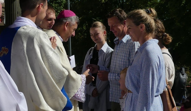 Reprezentanci poszczególnych dekanatów złożyli na ręce bp. Romana Pindla swoje dary podczas Mszy św.