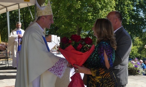 Jadwiga i Ryszard Borowcowie, para diecezjalna Domowego Kościoła, dziękowali biskupowi za wspólną modlitwę w imieniu wszystkich pielgrzymów.