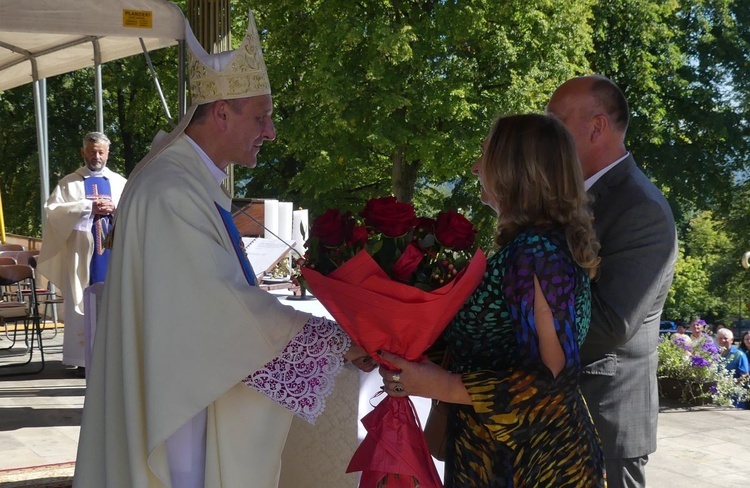 Jadwiga i Ryszard Borowcowie, para diecezjalna Domowego Kościoła, dziękowali biskupowi za wspólną modlitwę w imieniu wszystkich pielgrzymów.
