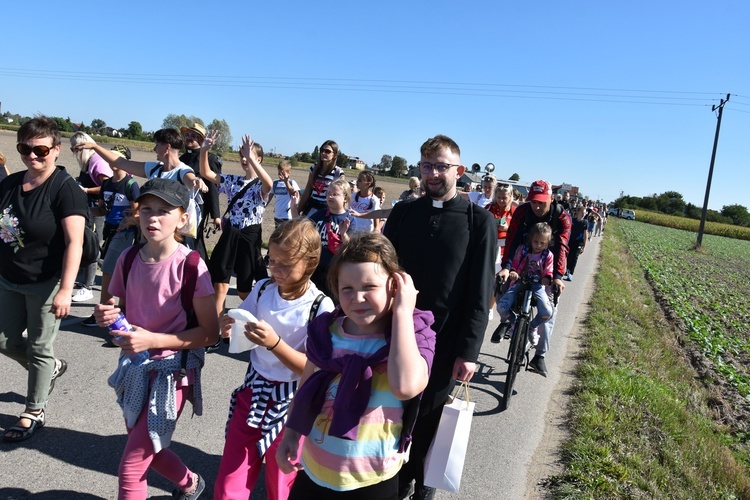 Przasnysz-Rostkowo. Pielgrzymka dzieci