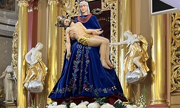 Na czas jubuleuszowej modlitwy Hałcnowska Pieta stanęła obok ołtarza, w prezbiterium.