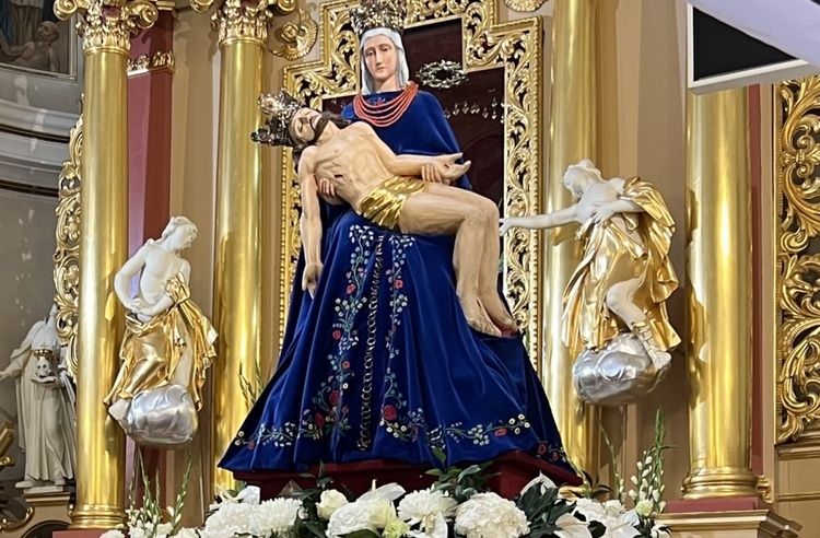 Na czas jubuleuszowej modlitwy Hałcnowska Pieta stanęła obok ołtarza, w prezbiterium.