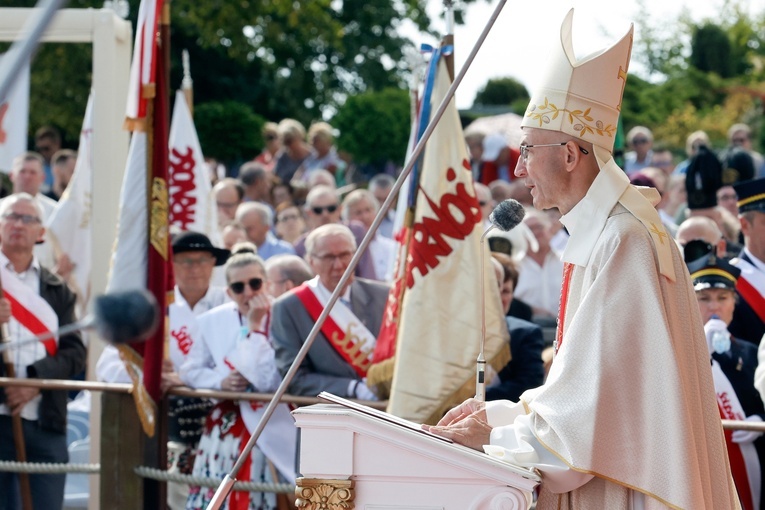 Abp Galbas: Wiele krzywd wyrządzanych jest dziś w miejscu pracy i w związku z pracą