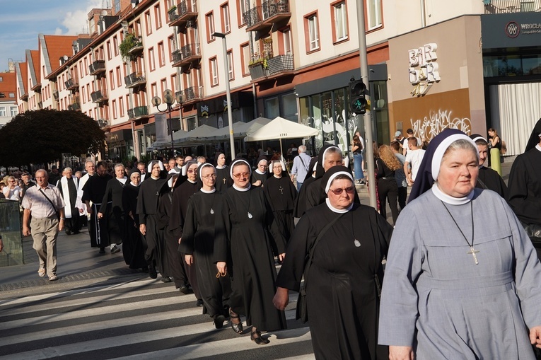 Procesja z relikwiami św. Stanisława i św. Doroty przeszła przez Wrocław