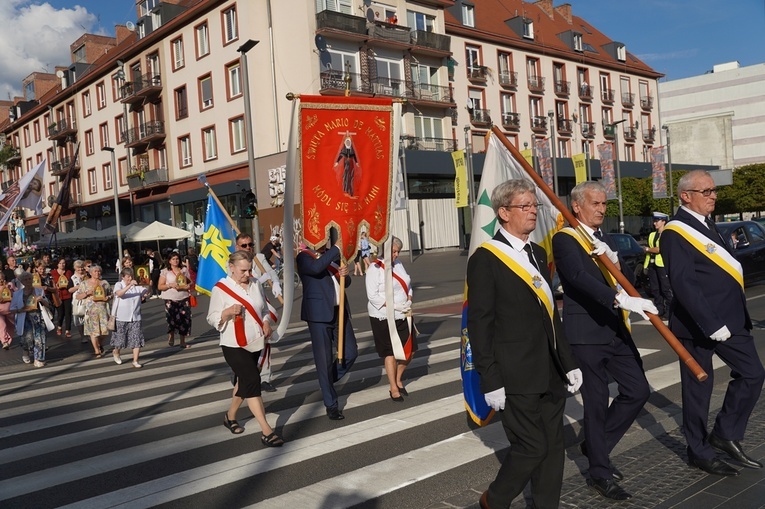 Procesja z relikwiami św. Stanisława i św. Doroty przeszła przez Wrocław