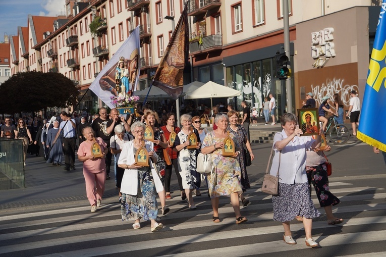 Procesja z relikwiami św. Stanisława i św. Doroty przeszła przez Wrocław