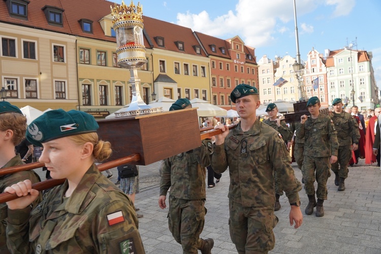 Procesja z relikwiami św. Stanisława i św. Doroty przeszła przez Wrocław