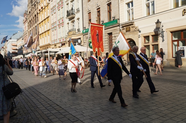 Procesja z relikwiami św. Stanisława i św. Doroty przeszła przez Wrocław