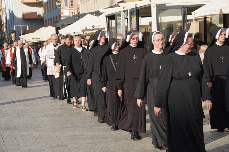 Procesja z relikwiami św. Stanisława i św. Doroty przeszła przez Wrocław