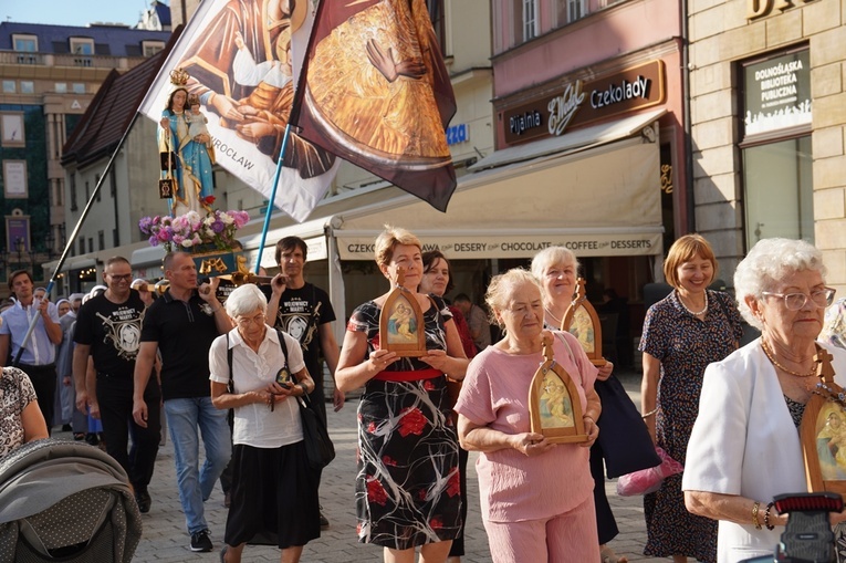 Procesja z relikwiami św. Stanisława i św. Doroty przeszła przez Wrocław