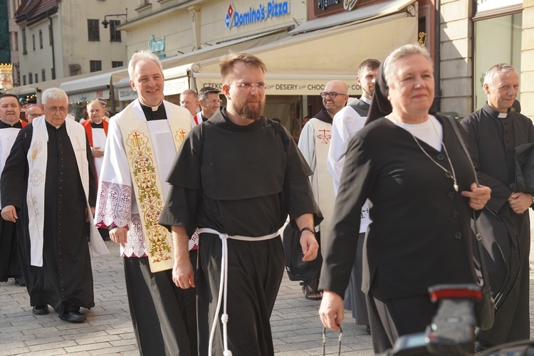 Procesja z relikwiami św. Stanisława i św. Doroty przeszła przez Wrocław