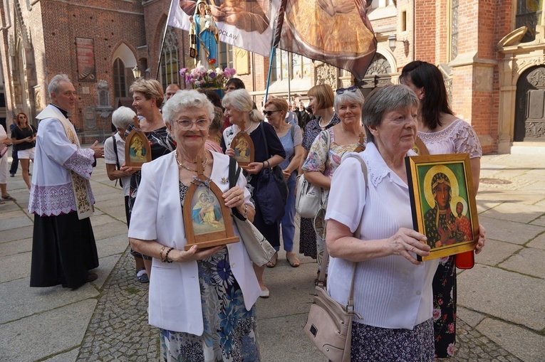 Procesja z relikwiami św. Stanisława i św. Doroty przeszła przez Wrocław