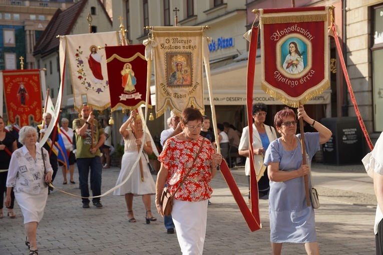 Procesja z relikwiami św. Stanisława i św. Doroty przeszła przez Wrocław