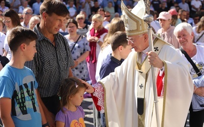 Abp Jędraszewski: Obrona małżeństwa i rodziny to nasze zadania we współczesnym świecie