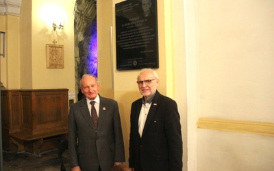 Związani byli środowiskiem kapelana Solidarności Jan Rejczak (z lewej) i Zdzisław Maszkiewicz, przed tablicą pamiątkową poświęconą o Czumie. 