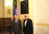 Związani byli środowiskiem kapelana Solidarności Jan Rejczak (z lewej) i Zdzisław Maszkiewicz, przed tablicą pamiątkową poświęconą o Czumie. 