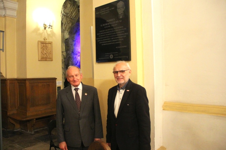 Związani byli środowiskiem kapelana Solidarności Jan Rejczak (z lewej) i Zdzisław Maszkiewicz, przed tablicą pamiątkową poświęconą o Czumie. 