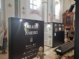 Wystawa "Oblicza śmierci" prezentowana w Kazimierzu Dolnym.
