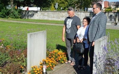  Na grobach złożono kwiaty i zapalono znicze.