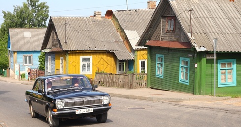 Łotwa: Władze chcą, by samochody na rosyjskich i białoruskich tablicach zostały przerejestrowane