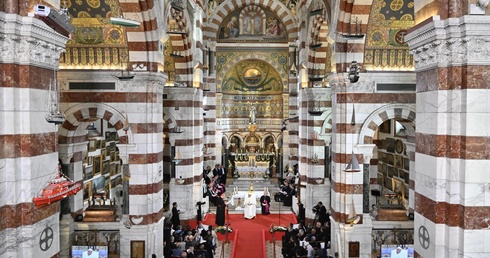 Papież w Marsylii: Otwórzmy drzwi kościołów i plebanii, ale przede wszystkim drzwi serca