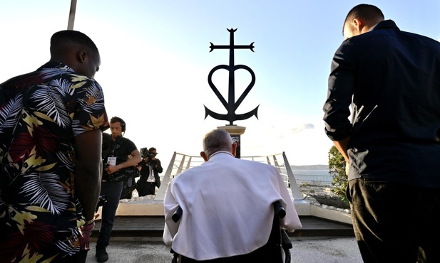 Franciszek pod pominikiem  marynarzy i migrantów, którzy zginęli na morzu