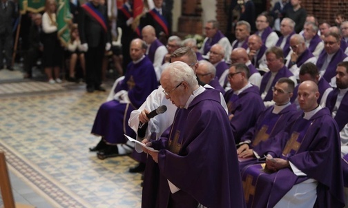 Biskup Jan Wieczorek spoczął w krypcie gliwickiej katedry