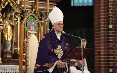 Liturgii pogrzebowej liturgii w kościele katedralnym św. Apostołów Piotra i Pawła w Gliwicach przewodniczył metropolita katowicki, abp Adrian Galbas