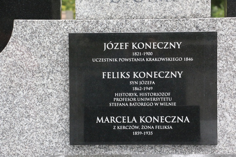 Nowy nagrobek prof. Feliksa Konecznego i jego rodziny