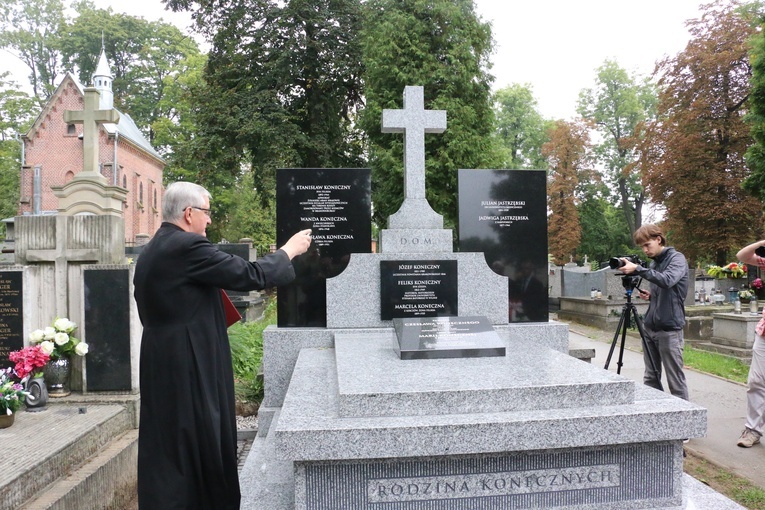 Nowy nagrobek prof. Feliksa Konecznego i jego rodziny