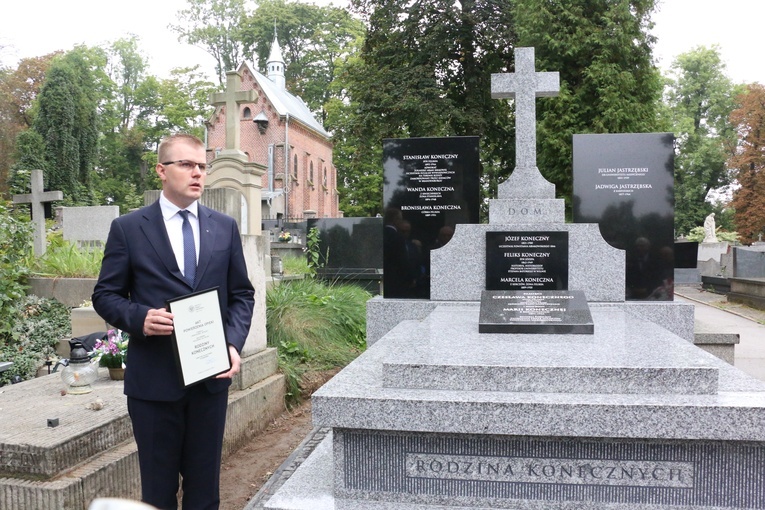 Nowy nagrobek prof. Feliksa Konecznego i jego rodziny