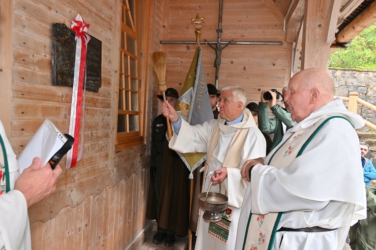 O "Bożych przemytnikach" na Wiktorówkach
