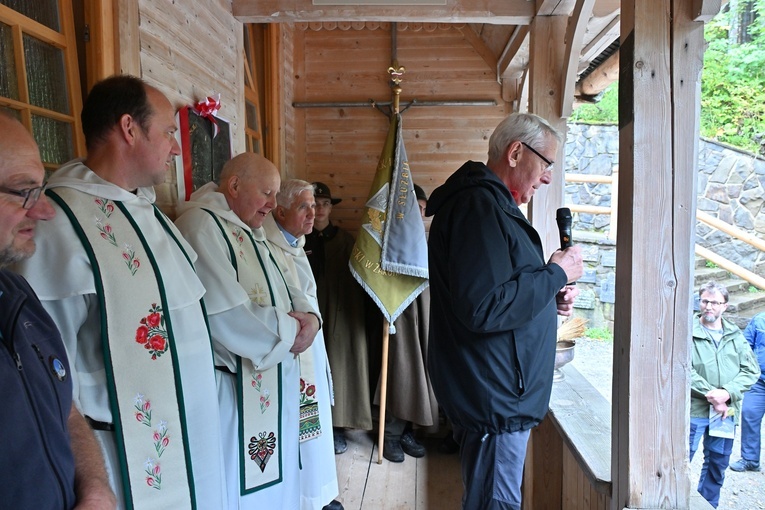 O "Bożych przemytnikach" na Wiktorówkach