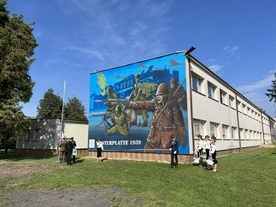 Jubileuszowe obchody upamiętniono muralem poświęconym bohaterskiej obronie Westerplatte w 1939 roku.