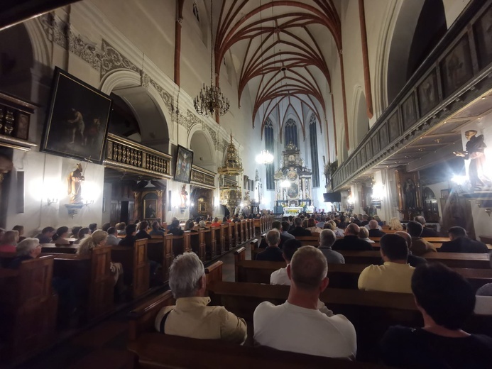 Rejonowe spotkanie presynodalne w oleśnickiej bazylice