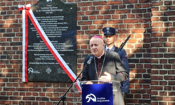 Katowice. Tablica upamiętniająca ks. Franciszka Blachnickiego na murach aresztu