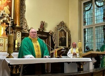 Bp Janusz Mastalski wraz z ks. Krzysztofem Orą, który przez 14 lat pełnił funkcję diecezjalnego duszpasterza Służby Liturgicznej.