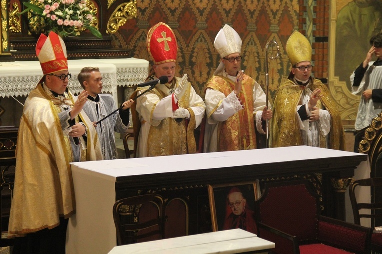 Biskup z Kochłowic znów wyświęcony