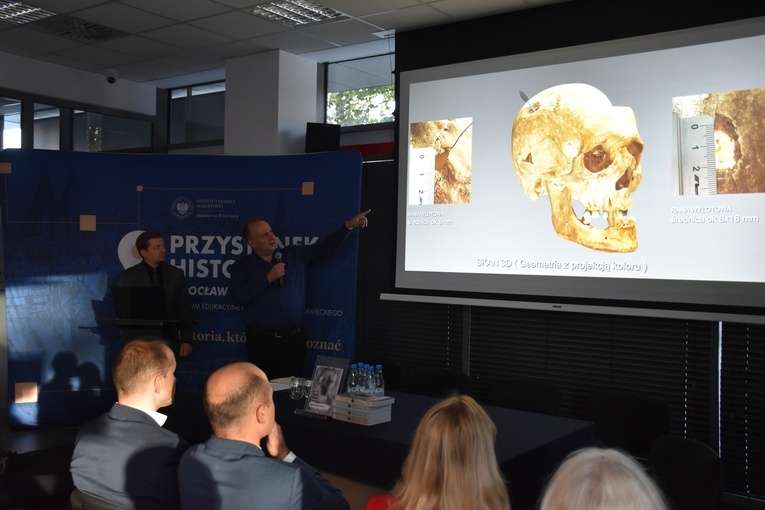 Nowatorski projekt IPN - projekcja 3D czaszki katyńskiej