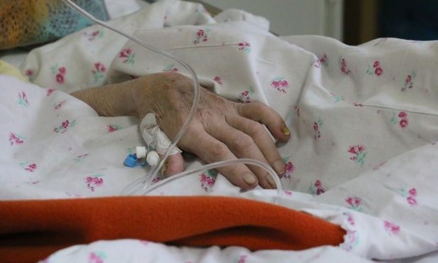 Ks. Kujawski: w wielu polskich rodzinach występuje problem opieki nad chorymi onkologicznie