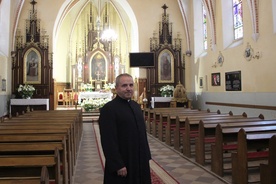 Proboszcz parafii Wrzos ks. Wojciech Dobczyński.