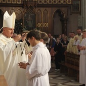 Z rąk biskupa krzyż lektora otrzymało 118 ministrantów.