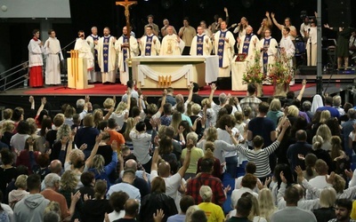 Eucharystia i uwielbienie wypełniły halę Globus.