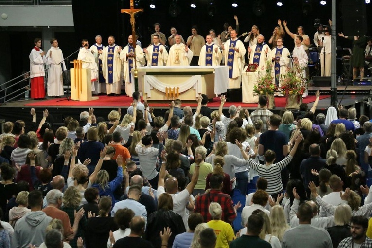 Eucharystia i uwielbienie wypełniły halę Globus.