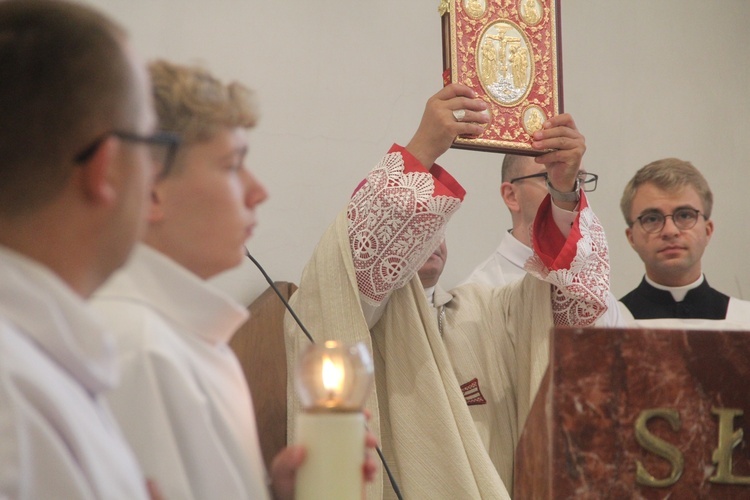 Łososina Dolna. Święcenia diakonatu Mateusza Pajora