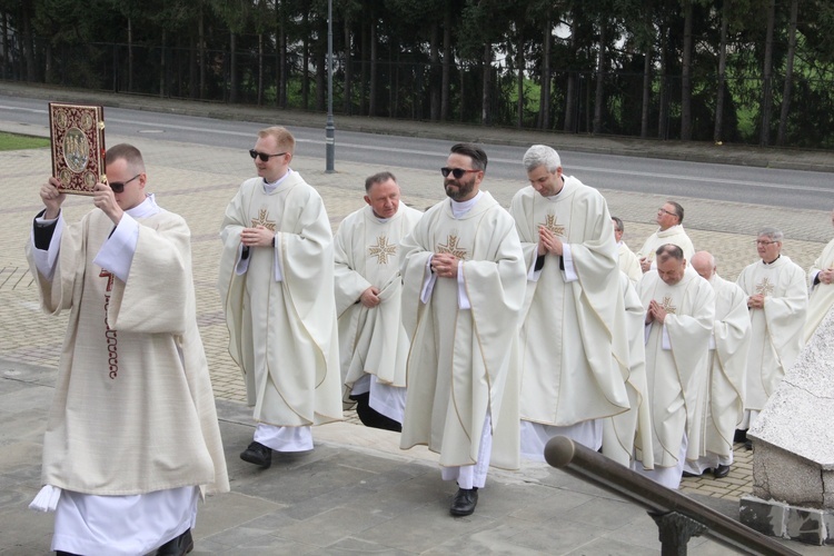 Łososina Dolna. Święcenia diakonatu Mateusza Pajora