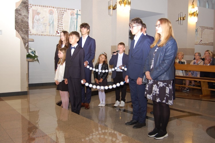 Mikołajowice. Uroczyste rozpoczęcie nabożeństw różańcowych