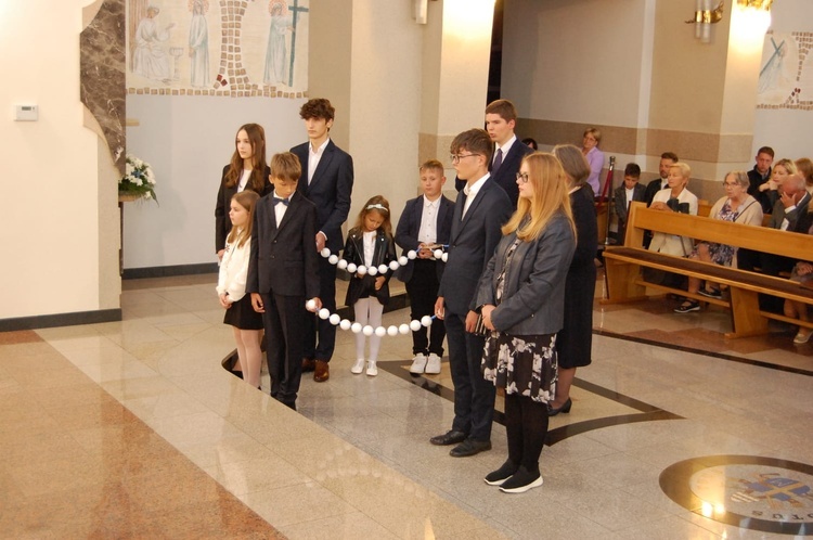 Mikołajowice. Uroczyste rozpoczęcie nabożeństw różańcowych